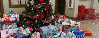 Marathon branch giving tree - Christmas tree with presents