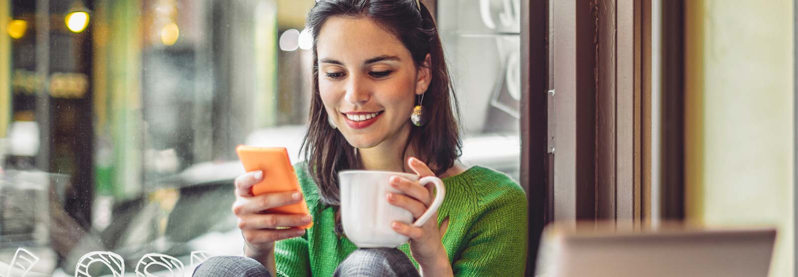 Lady using a smartphone in a cafe