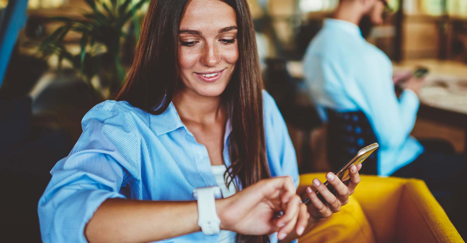 Lady using a smartphone in a restaurant